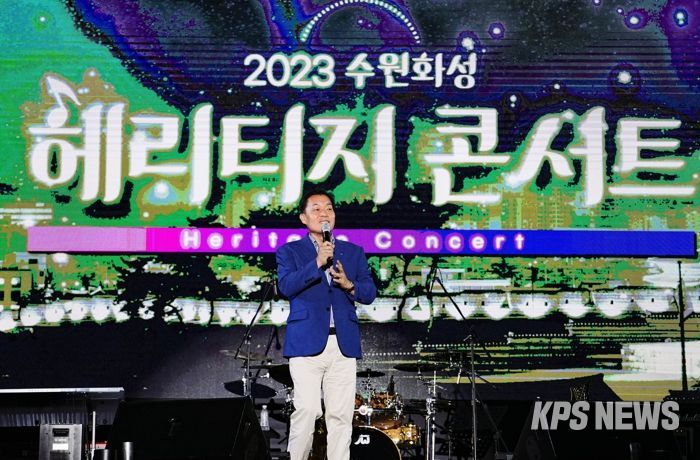 이재준 수원시장이 시민들에게 인사하고 있다.