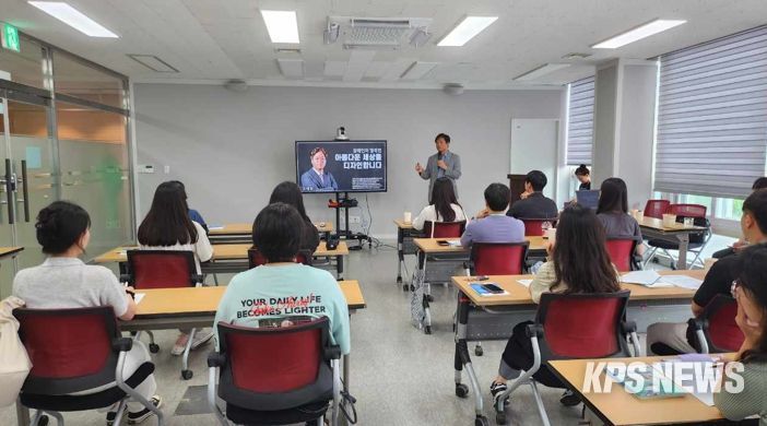 수원시가 장애인 업무 담당자들을 대상으로 업무연찬을 하고 있다.