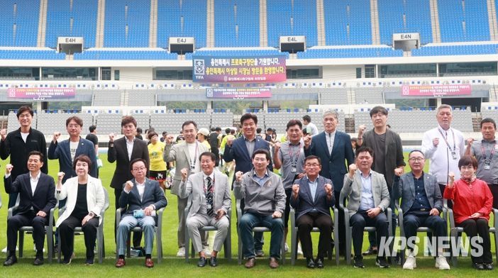이상일 용인특례시장(앞줄 가운데)이 3일 용인미르스타디움 주경기장에서 열린 용인특례시장기 축구대회 개막식에서 내빈들과 기념촬영을 하고 있다.