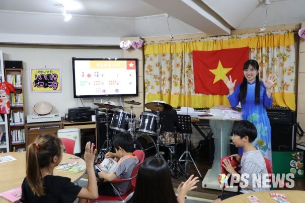 2일 수원시 매탄동 작은도서관에서 아이들이 베트남 문화를 배우고 있다.