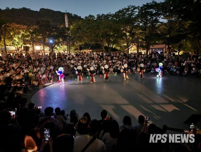 용인특례시의 용인 여름빛 야간 마실 행사가 지난 2일 한국민속촌에서 열렸다.
