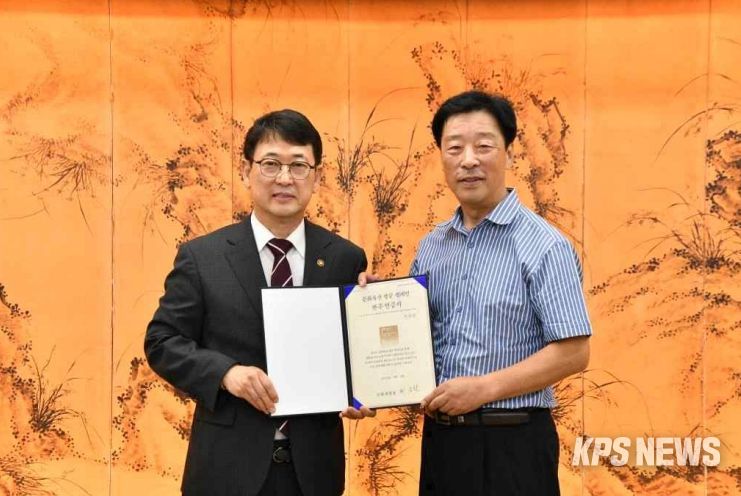 문화유산 방문코스 완주자 인증서 수여식, 왼쪽) 최응천 문화재청장, 오른쪽) 이천관 씨