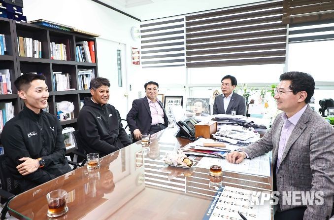 우상혁 선수가 6월 7일 '2023 세계육상연맹 로마·피렌체 다이아몬드리그’ 남자 높이뛰기 결선에서 2위를 차지한 후 이상일 시장의 집무실을 찾아 환담하고 있다