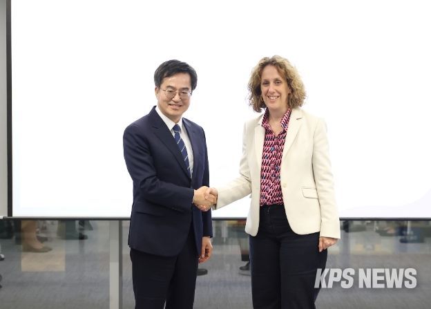 4일 오후 노무현시민센터에서 김동연 경기도지사와 헬렌 클락슨 더 클라이밋그룹 대표가 기념촬영을 하고 있다.