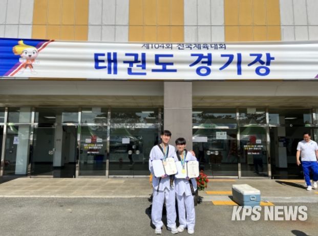 1. 태권도팀 전준원, 김용환 선수가 각각 금메달과 동메달을 수상했다. 좌측으로부터 김용환 선수, 전준원 선수.