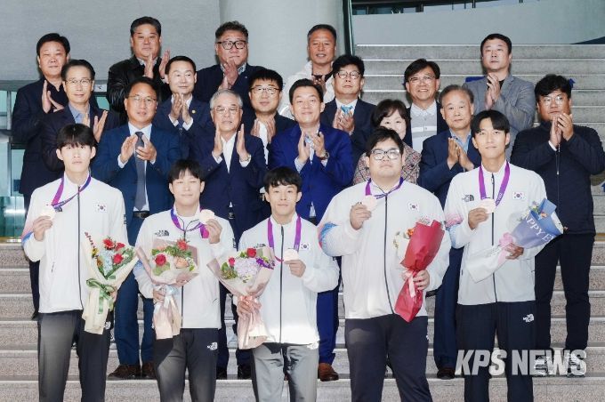 메달 봉납식 참석자들이 기념사진을 촬영하고 있다.