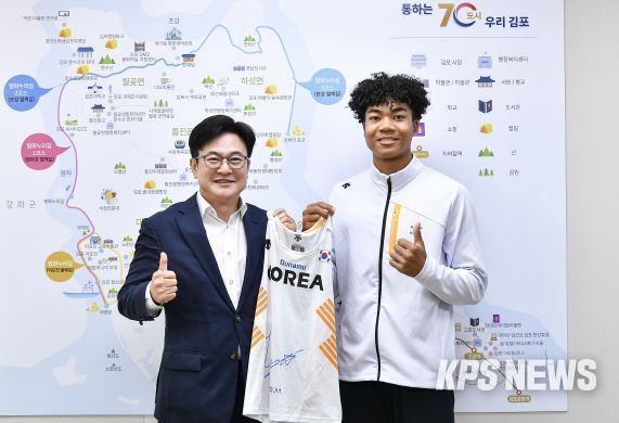 김병수 김포시장과 나마디 조엘진이 7일 김포시청에서 나눈 간담회를 끝내고 사진촬영을 하고 있다