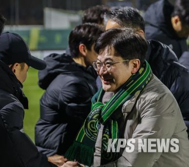 김병수 시장이 선수 한명한명과 악수로 격려를 전하고 있다