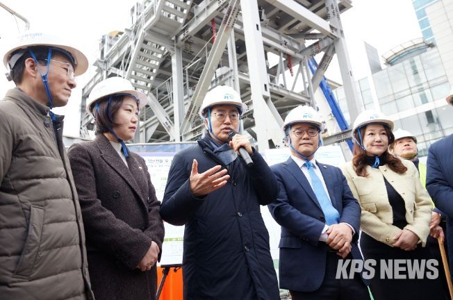 26일 오전 인덕원~동탄 복선전철 건설사업 착공현장에서 김동연 경기도지사 및 국회의원, 공사관계자 등 20여명이 참석한 가운데 인덕원~동탄 복선전철 건설사업 착공현장 점검을 하고 있다.