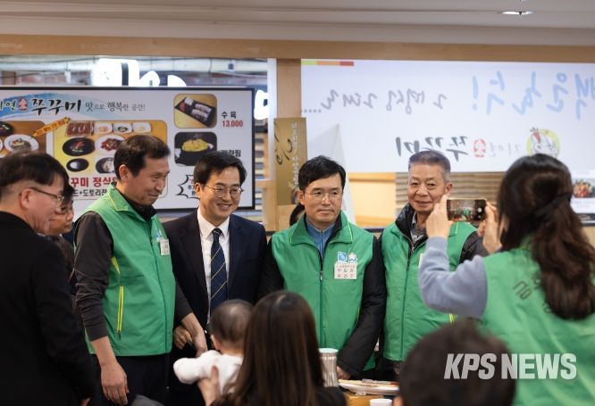 5일 오전 성남시 분당구 푸른마을 입주자대표회의실에서 김동연 경기도지사, 김병욱 국회의원, 김세용 GH사장, 라우현 푸른마을 재건축준비위원회 위원장, 성남시 시의원을 비롯한 지역주민이 참석한 가운데 노후계획도시 특별법 시행령안 및 1기신도시 광역교통체계 수립 관련 주민의견 청취를 위한 성남분당 재건축 주민간담회가 열렸다. 이어 설을 앞두고 인근 금호행복시장을 둘러보는 시간을 가졌다.