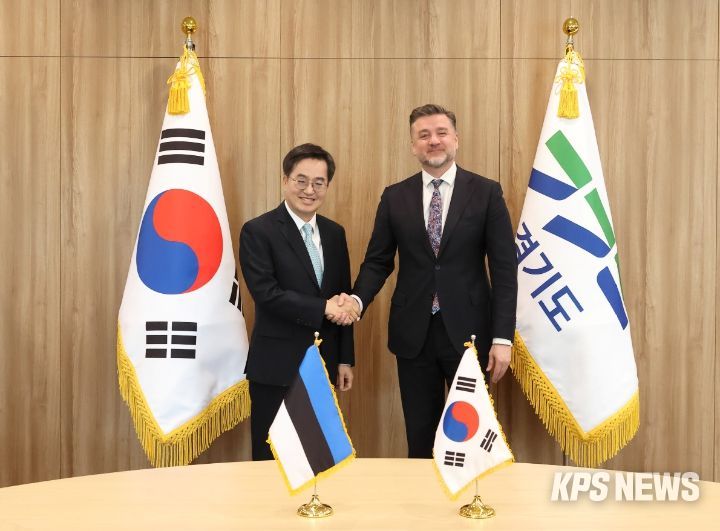 22일 오전 도지사 집무실에서 김동연 경기도지사가 스텐 슈베데 주한 에스토니아 대사와 기념촬영을 하고 있다.