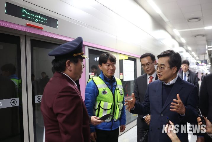 29일 오후 김동연 경기도지사가 GTX A노선 동탄역 종합상황센터를 방문해 현황 청취를 하고 있다.