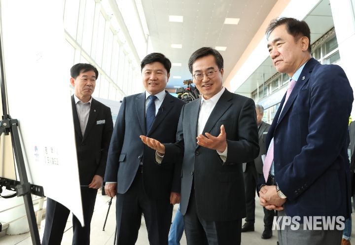 김동연 경기도지사는 1일 오후 GTX A·C노선 연장과 관련해 평택지제역을 정장선 평택시장 등 관계자와 함께 방문해 주요시설을 확인했다.