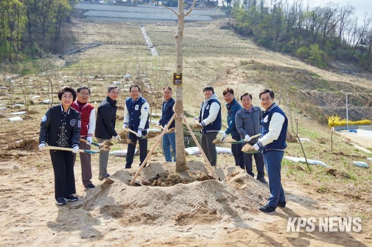 5일 오전 가천대학교 내 산사태복구지에서 열린 제79회 식목일 나무심기에서 김동연 경기도지사, 김성남 경기도의회 농정해양위원장, 최미리 가천대학교 부총장 및 학생등이 기념촬영 및 기념식수를 하고 있다.