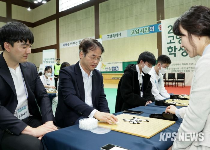 바둑을 두고 있는 이동환 고양특례시장