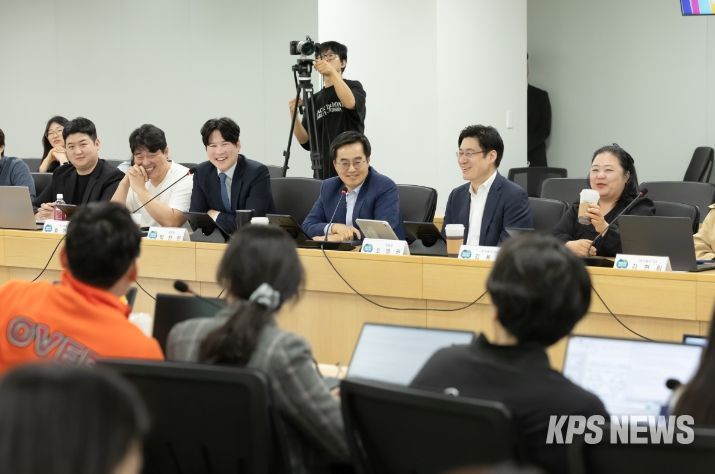 25일 오후 경기도청 율곡홀에서 김동연 경기도지사, 오병권 행정1부지사, 인구톡톡위원 등을 비롯한 관계자 및 전문가 등이 참석한 가운데 제8차 인구톡톡위원회가 열리고 있다.