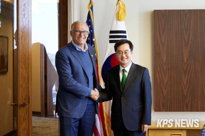 현지시각 9일 오후 김동연 경기도지사가 제이 인즐리(Jay Inslee) 워싱턴주지사와 인사를 나누고 기념촬영을 하고 있다.
