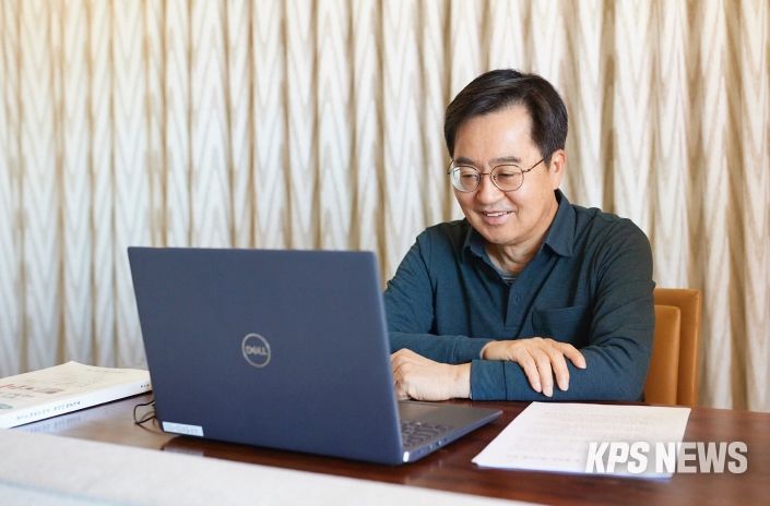 현지시각 14일 오전 미국에서 김동연 경기도지사가, 행정1·2부지사, 경제부지사, 경기도소방재난본부장과 현안 업무점검을 위한 영상 회의를 하고있다.