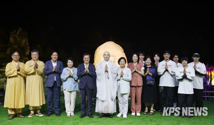 27일 저녁 제22회 봉선사 연꽃축제에서 김동연 경기도지사가 호산 스님 및 참석자들과 기념촬영을 하고 있다
