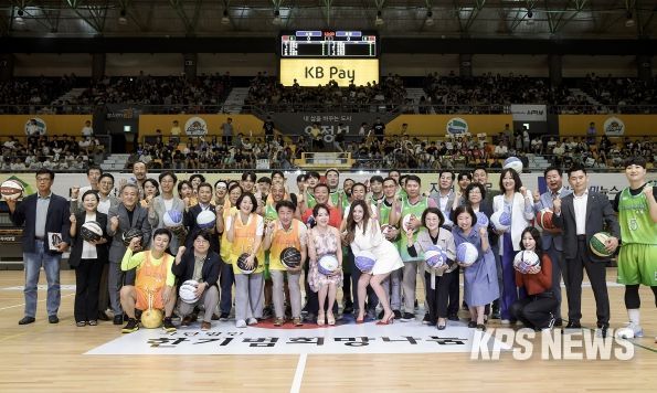 김동근 시장이 9월 7일 ‘2024 스타와 함께하는 희망농구 자선경기’에서 참석자 및 선수단과 함께 기념사진을 찍고 있다.