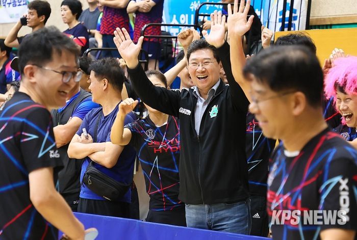 이상일 용인특례시장이 9월 20일 열린 '제22회 경기도 공무원 친선 체육대회' 탁구 경기장에서 공직자들을 응원하고 있는 모습.