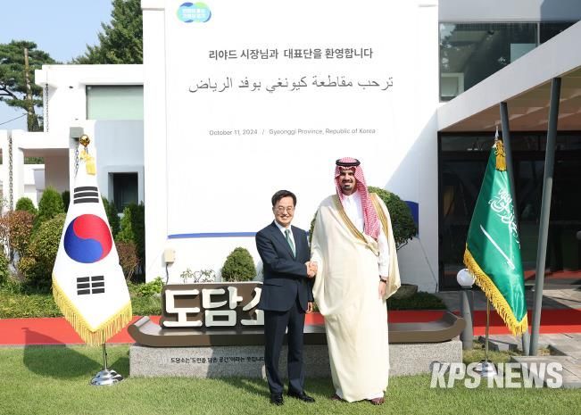 11일 오전 도담소에서 김동연 경기도지사가 파이살 빈 에야프 사우디 리야드 시장 기념촬영을 하고 있다