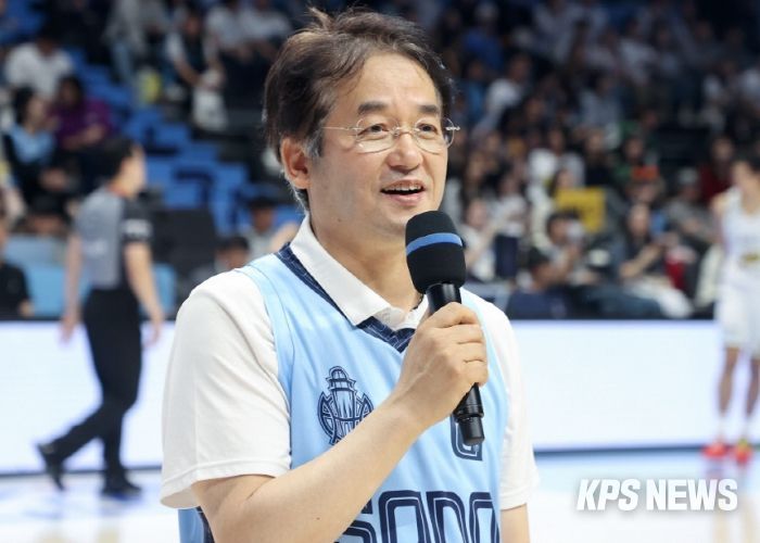 2024-2025 시즌 고양 소노 스카이거너스 홈 개막전에서 축사 중인 이동환 고양특례시장