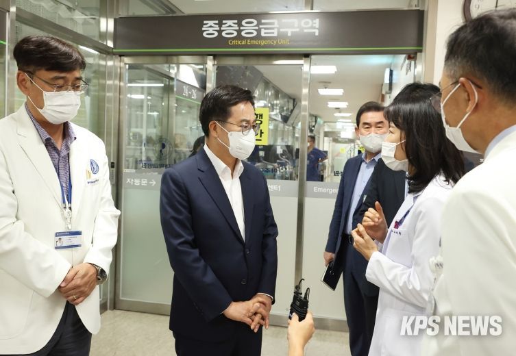 지난 8월 30일 김동연 경기도지사가 아주대학교병원을 방문해 의료현안과 관련한 현장간담회를 하고 있다.