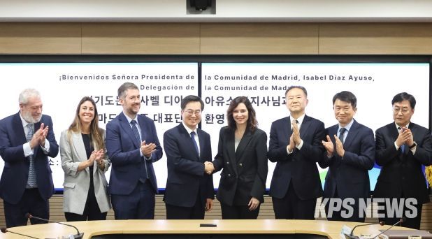 25일 오후 경기도청 서희홀에서 김동연 경기도지사가 이사벨 디아스 아유소 (Isabel Díaz Ayuso) 스페인 마드리드주 주지사와 마드리드주 대표단 등과 기념촬영을 하고 있다.