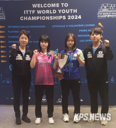 화성도시공사 유청소년탁구부 소속 허예림 선수(왼쪽 2번째)와 유예린 선수(왼쪽 3번째)가 세계청소년탁구대회에서 수상하여 단체 사진을 찍고 있다. (화성도시공사 제공)