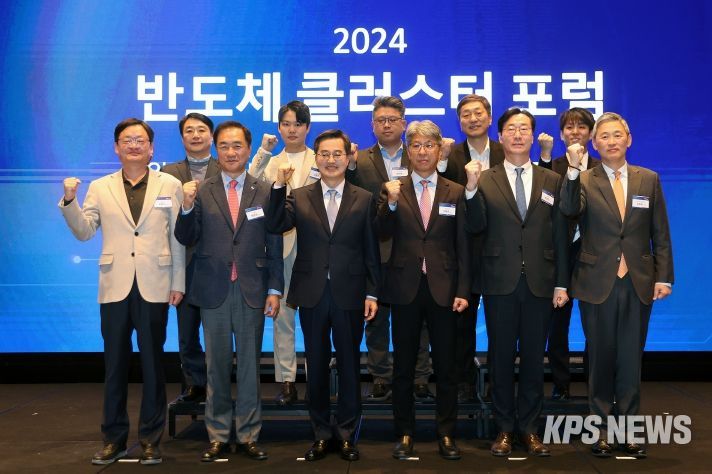 10일 오전 더블트리 바이 힐튼 서울판교에서 열린 중앙일보S 반도체 클러스터 포럼에서 김동연 경기도지사, 신용호 중앙일보S 대표이사, 정명근 화성시장, 정장선 평택시장 및 주요 내빈등이 기념촬영을 하고 있다.