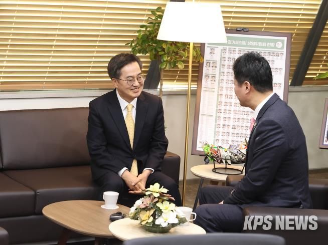 26일 오전 김동연 도지사가 김진경 도의회 의장을 만나 예산안 처리에 대한 면담을 하고있다.