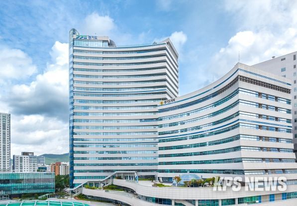 광복 80주년, 희망찬 새해 맞아 평화와 번영 기원. 경기도, 수원에서 2025년 해맞이 행사 개최