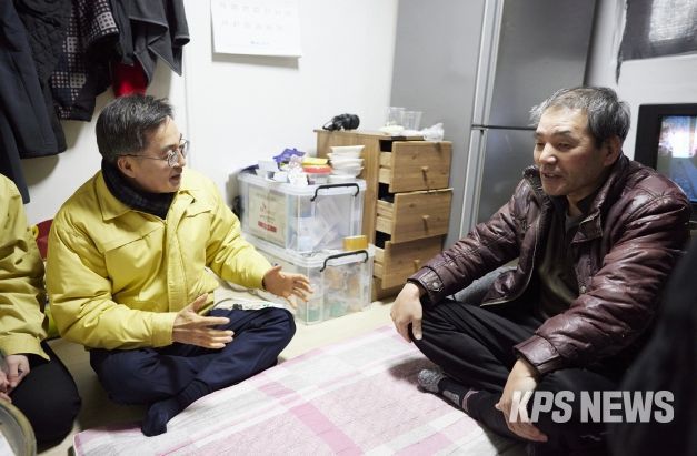 9일 오후 김동연 경기도지사가 수원시 에너지 취약계층의 애로사항 청취를 위해 현장방문을 하고있다.