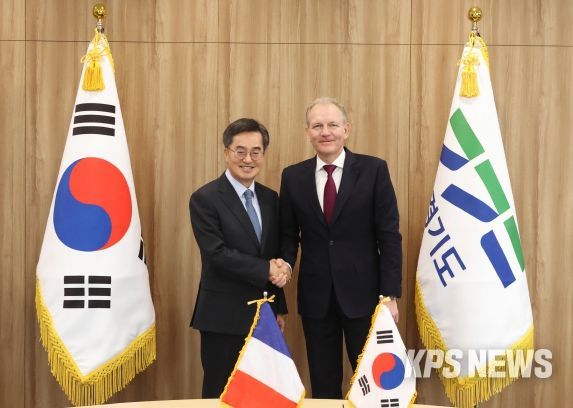 주한 미국·유럽상공회의소와 반도체기업 등을 방문하며 경제행보를 이어가는 김동연 경기도지사가 프랑스기업 에어리퀴드와 2,500만 달러(한화 350억 원 상당) 투자 계획을 논의했다.