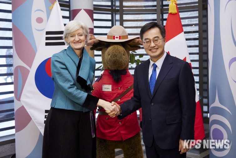 김동연,주한캐나다 대사 만나 미 보호무역 대응 경제협력 강화 논의