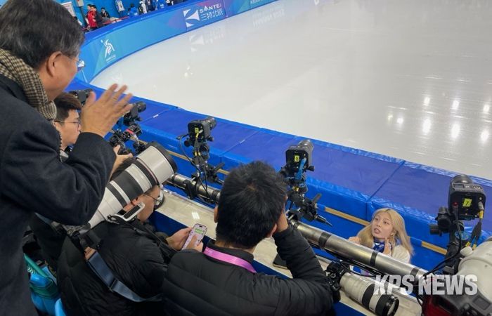 신상진 성남시장, 하얼빈 동계아시안게임서 성남시청 빙상팀 금메달 현장에서 김건희 선수와 손인사를 하고 있음.