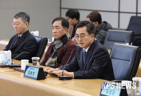 12일 오후 삼성전자 평택 캠퍼스에서 열린 반도체 산업 분야 현장 간담회에서 김동연 경기도지사가 인사말을 하고 있다.