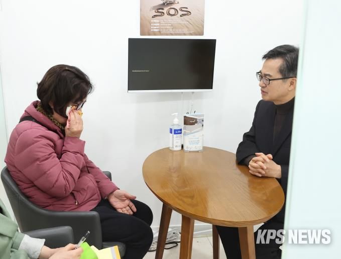 김동연, '간병 SOS 프로젝트' 첫 수혜자 만나 격려