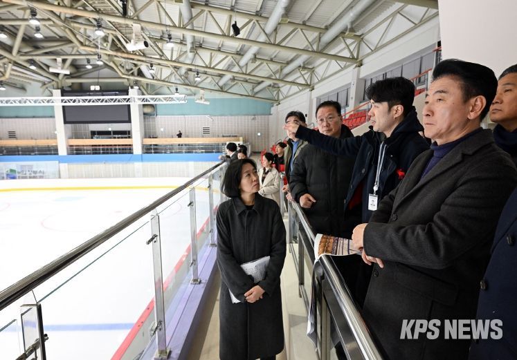 김동근 시장이 3월 7일 ‘2025 LGT 세계여자컬링선수권대회’ 개최를 앞둔 의정부 실내빙상장을 방문해 준비 상황을 점검하고 있다.