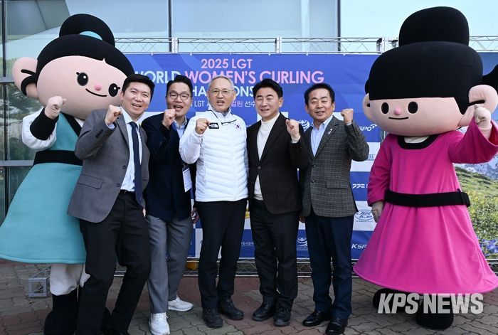 김동근 시장(왼쪽에서 네 번쨰)이 3월 15일 ‘2025 LGT 세계여자컬링선수권대회’ 개회식에서 유인촌 문화체육관광부 장관(왼쪽에서 세 번쨰), 유승민 대한체육회 회장(왼쪽에서 첫 번쨰), 한상호 대한컬링연맹 회장(왼쪽에서 두 번쨰), 김연균 의정부시의회 의장(오른쪽 첫 번쨰) 과 기념사진을 찍고 있다.