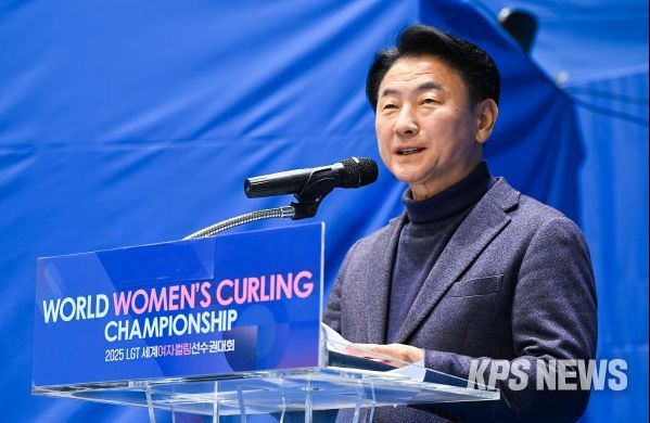 김동근 시장이 3월 23일 ‘2025 LGT 세계여자컬링선수권대회’ 폐막식에서 선수단과 관계자들을 격려하고 있다.