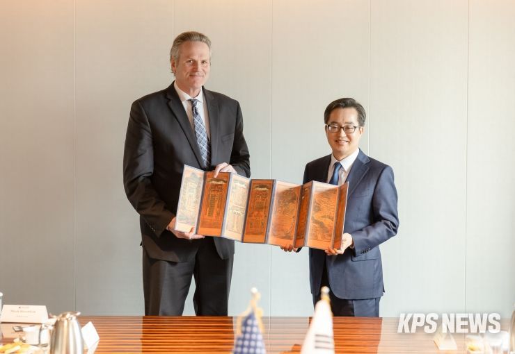 25일 오전 더플라자호텔에서 김동연 경기도지사가 마이크 던리비(Mike Dunleavy) 미국 알래스카 주지사와 면담을 하고 기념촬영을 하고 있다.