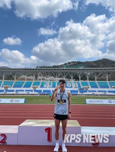 용인특례시 직장운동경기부 소속 최진우 선수가 3일 경남 김해시 김해종합운동장에서 열린 ‘2025년 김해 KTFL 전국실업육상경기대회’ 높이뛰기 부문에서 2m 15를 넘어 금메달을 목에 걸었다.
