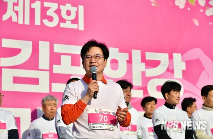 김포한강마라톤대회가 13일 열린 13번째 대회에서 6,600명의 참가자를 기록하며 수도권 대표급 마라톤 대회로 도약했다.