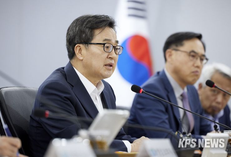 29일 오후 경기도청 서희홀에서 열린 도정점검회의에서 김동연 경기도지사가 인사말을 하고 있다.