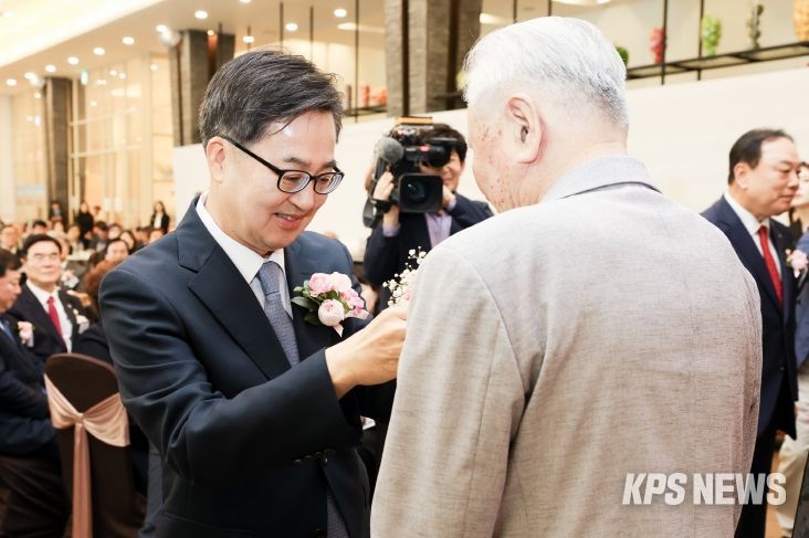 9일 오전 수원노블레스컨벤션에서 열린 제53회 어버이날 기념행사에서 김동연 경기도지사가 임종선 사할린동포에게 카네이션을 달아드리고 있다.