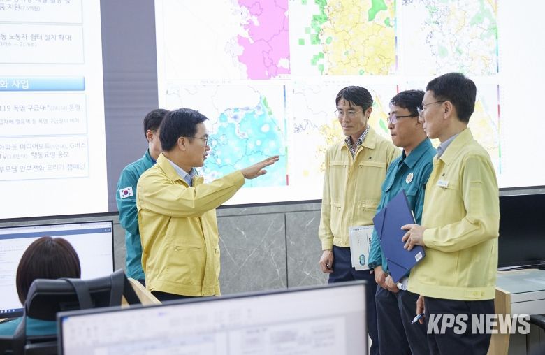 지난해 8월 1일 경기도 재난안전상황실에서 폭염대비 상황점검을 하고 있는 김동연 지사