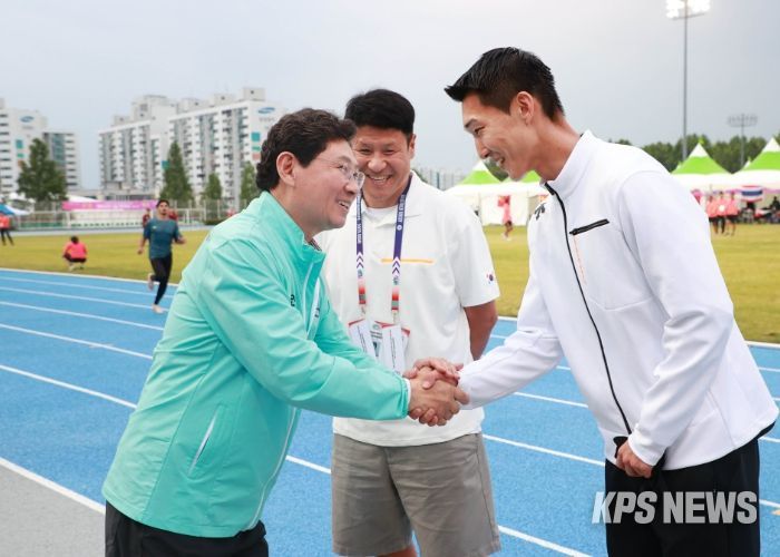 이상일 용인특례시장이 29일 경북 구미에서 열린 '제26회 구미아시아육상경기선수권대회'에서 우상혁 선수를 만나 격려했다.