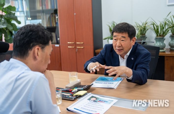 하종목 지방재정국장에게 현안사업 설명하는 이재영 증평군수